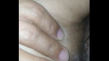 Con mi esposa metiéndole el dedo en ano para explicarle Con mi esposa metiéndole el dedo en ano para explicarle