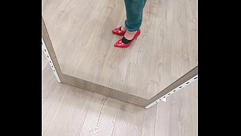 Essayage de petit talon sexy rouge