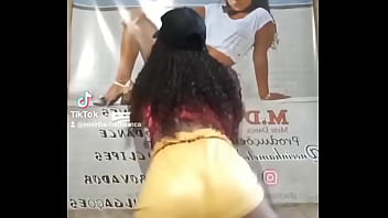 Rebolado da novinha safada da favela