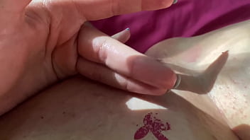 Caiu no xvideos novinha enfiando 4 dedos na bucetinha apertada até gozar