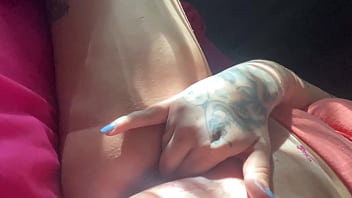 Caiu no xvideos novinha enfiando 4 dedos na bucetinha apertada até gozar