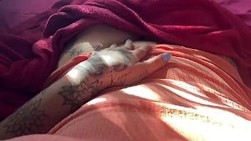 Caiu no xvideos novinha enfiando 4 dedos na bucetinha apertada até gozar