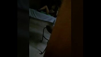 Esposa puta en hotel infiel se masturba y pide que la llenen de lechita