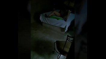 Esposa puta en hotel infiel se masturba y pide que la llenen de lechita