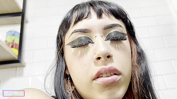 Gotica enfiando brinquedo na buceta