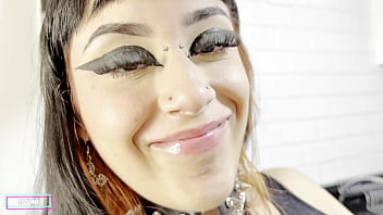 Gotica enfiando brinquedo na buceta