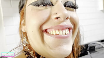 Gotica enfiando brinquedo na buceta