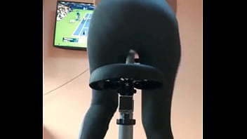 Don't interrupt your workout #wetpants #pissing #pee #piss #pantswetting #workout #bicycle #blonde #wet #femaledesper