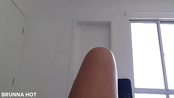 Enfiando um consolo na bucetinha melada deitada na cama ao acordar