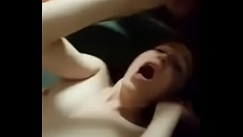 Trio alegre en el sofa