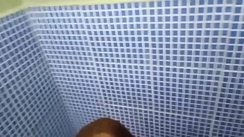 Ruiva casada sai sem o marido e chupa muito pau na balada em banheiro masculino e gloryholi no swing