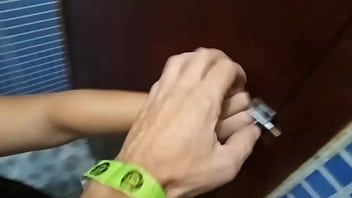 Ruiva casada sai sem o marido e chupa muito pau na balada em banheiro masculino e gloryholi no swing