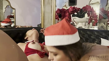 No clima de natal com muita putaria loira e morena fodendo bem gostoso