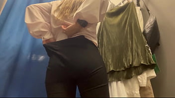 A sexy girl changes clothes in a public place