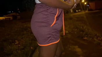 Encontrei a vizinha na rua convenci ela mostrar a bunda