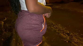 Encontrei a vizinha na rua convenci ela mostrar a bunda