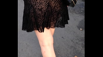 Son cuk en sexy en robe transparente et talon