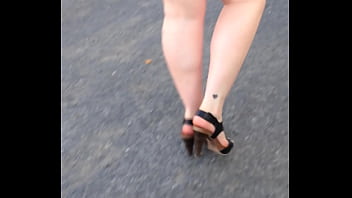 Son cuk en sexy en robe transparente et talon