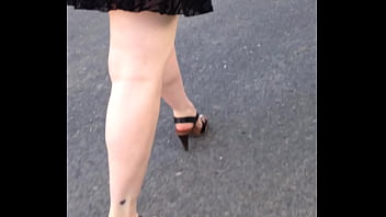 Son cuk en sexy en robe transparente et talon