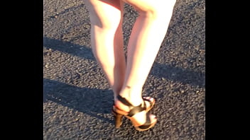 Son cuk en sexy en robe transparente et talon