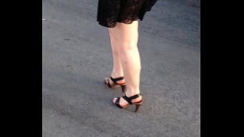 Son cuk en sexy en robe transparente et talon