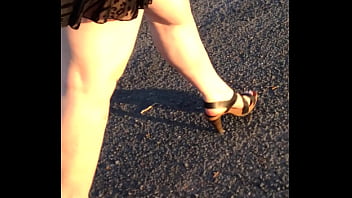 Son cuk en sexy en robe transparente et talon