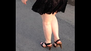 Son cuk en sexy en robe transparente et talon