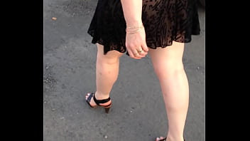 Son cuk en sexy en robe transparente et talon