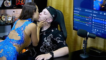 Belinha baracho pegou o anfitrião de jeito beijou ele gostoso e ainda pegou no pau dele que tesão podcast pápum no barraco