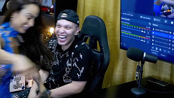 Belinha baracho pegou o anfitrião de jeito beijou ele gostoso e ainda pegou no pau dele que tesão podcast pápum no barraco