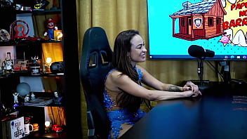 Belinha baracho pegou o anfitrião de jeito beijou ele gostoso e ainda pegou no pau dele que tesão podcast pápum no barraco