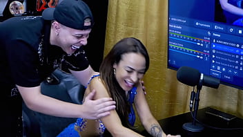 Belinha baracho pegou o anfitrião de jeito beijou ele gostoso e ainda pegou no pau dele que tesão podcast pápum no barraco