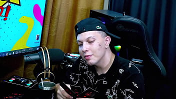 Belinha baracho pegou o anfitrião de jeito beijou ele gostoso e ainda pegou no pau dele que tesão podcast pápum no barraco