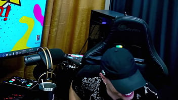 Belinha baracho pegou o anfitrião de jeito beijou ele gostoso e ainda pegou no pau dele que tesão podcast pápum no barraco