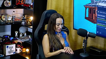 Belinha baracho pegou o anfitrião de jeito beijou ele gostoso e ainda pegou no pau dele que tesão podcast pápum no barraco