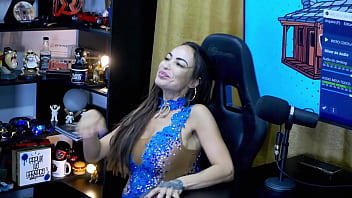 Belinha baracho pegou o anfitrião de jeito beijou ele gostoso e ainda pegou no pau dele que tesão podcast pápum no barraco