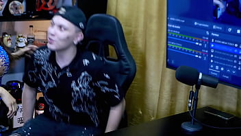 Belinha baracho pegou o anfitrião de jeito beijou ele gostoso e ainda pegou no pau dele que tesão podcast pápum no barraco