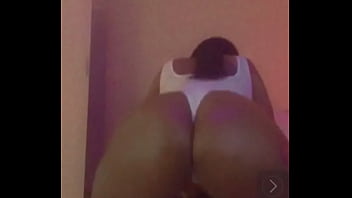 Ebony teen twerks like no other