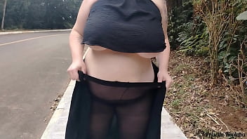 Minha madrasta novinha nas ruas com roupa transparente sem calcinha se exibindo no panties
