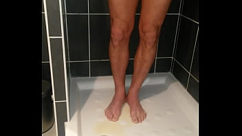Pipi sous la douche Pipi sous la douche