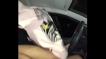Fudendo com o uber no trânsito a melhor corrida que já tive sentar no pau gostoso dele veja completo no link