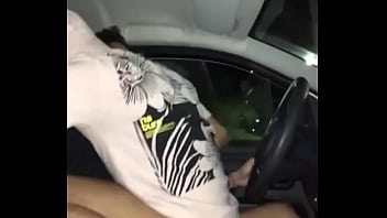 Fudendo com o uber no trânsito a melhor corrida que já tive sentar no pau gostoso dele veja completo no link