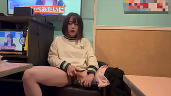 からオケマイクをおまんこに押し当ててオナニーしたら気持ち良すぎて声が出てしまいました…