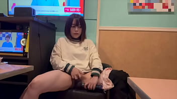 からオケマイクをおまんこに押し当ててオナニーしたら気持ち良すぎて声が出てしまいました…