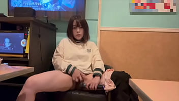 からオケマイクをおまんこに押し当ててオナニーしたら気持ち良すぎて声が出てしまいました… からオケマイクをおまんこに押し当ててオナニーしたら気持ち良すぎて声が出てしまいました…