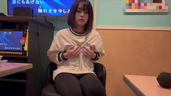 からオケマイクをおまんこに押し当ててオナニーしたら気持ち良すぎて声が出てしまいました…