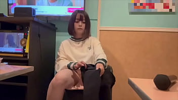 からオケマイクをおまんこに押し当ててオナニーしたら気持ち良すぎて声が出てしまいました…