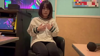 からオケマイクをおまんこに押し当ててオナニーしたら気持ち良すぎて声が出てしまいました…