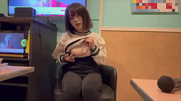 からオケマイクをおまんこに押し当ててオナニーしたら気持ち良すぎて声が出てしまいました…