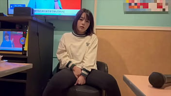 からオケマイクをおまんこに押し当ててオナニーしたら気持ち良すぎて声が出てしまいました…